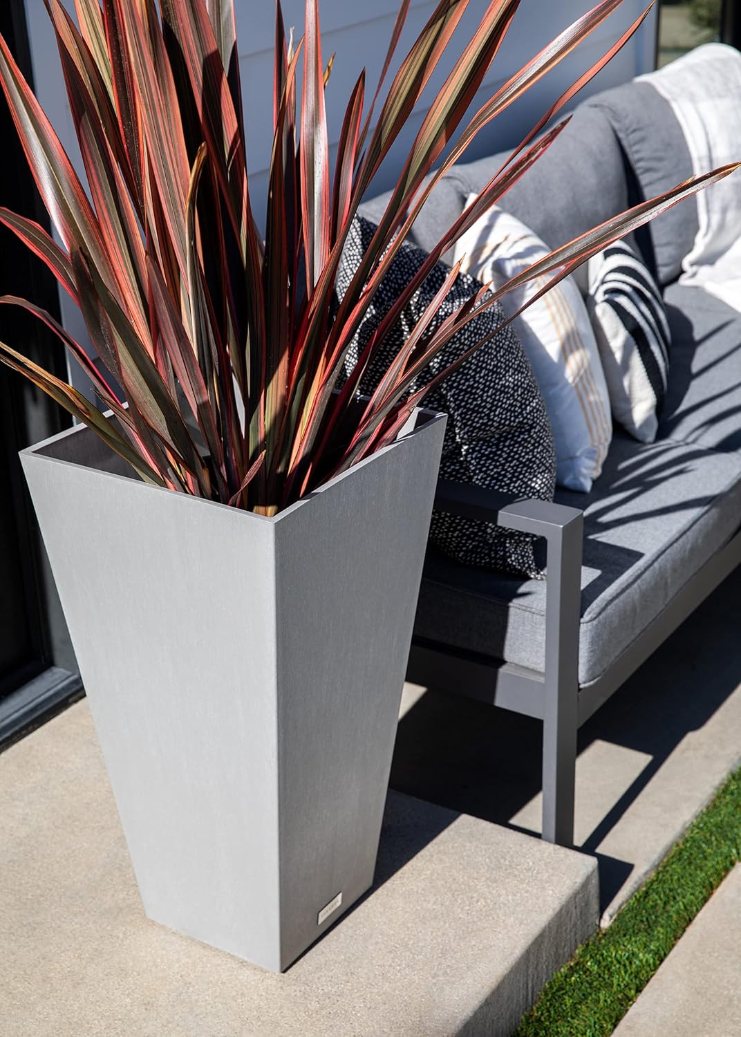 Veradek V-Resin Indoor/Outdoor Taper Planter (26 inch, Grey)