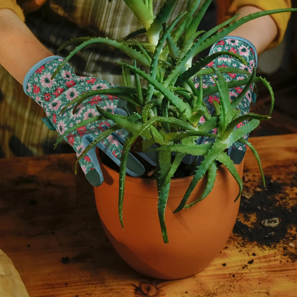 Gardening Gloves for Women and Men, Touchscreen Garden Gloves, Thorn Proof Puncture Resistant Work Gloves, Gardening Gifts for Women, Size Small