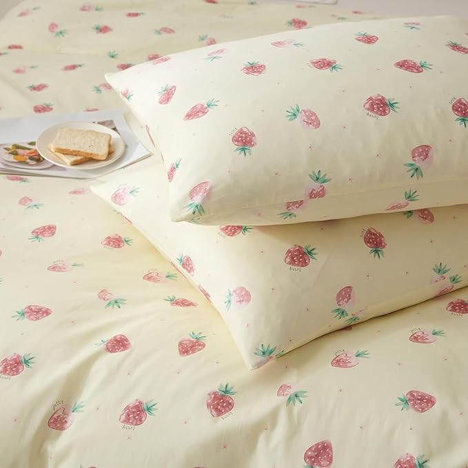 Cute Strawberry Comforter Set Full Size Girls Teens Kawaii Bedding Set Full Fruit Strawberry Comforter with 2 Pillowcases Fluffy Comfy All Seasons Bedding Full Size Comforter Set for Kids Boys Toddler