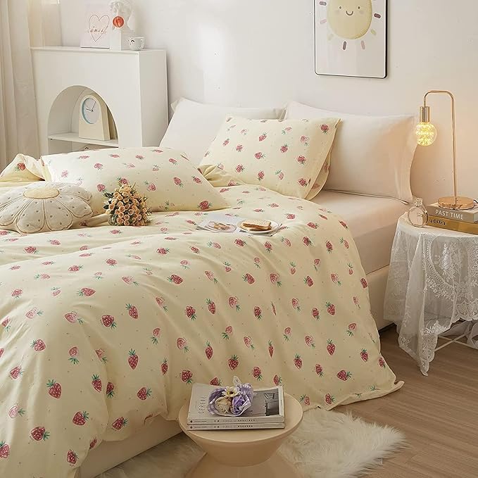 Cute Strawberry Comforter Set Full Size Girls Teens Kawaii Bedding Set Full Fruit Strawberry Comforter with 2 Pillowcases Fluffy Comfy All Seasons Bedding Full Size Comforter Set for Kids Boys Toddler