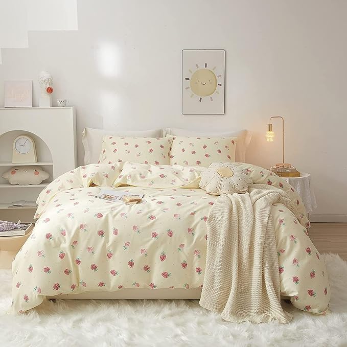 Cute Strawberry Comforter Set Full Size Girls Teens Kawaii Bedding Set Full Fruit Strawberry Comforter with 2 Pillowcases Fluffy Comfy All Seasons Bedding Full Size Comforter Set for Kids Boys Toddler