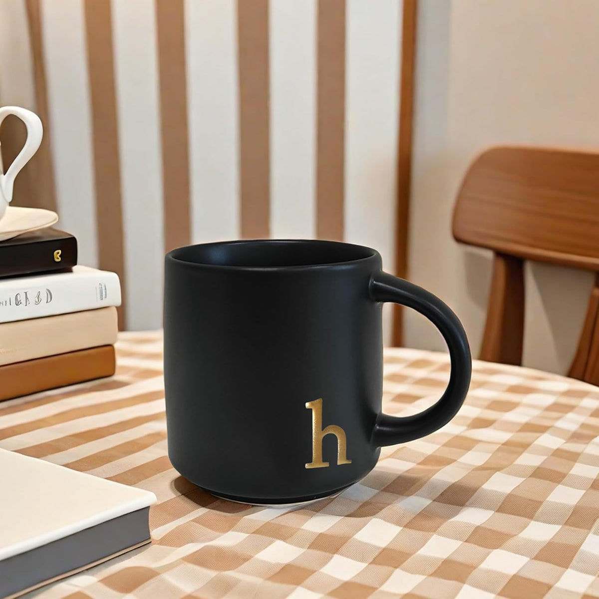 COLLECTIVE HOME - Black Monogram Ceramic Mugs, 15 oz Golden Initial Coffee Cups, Elegant Alphabet Tea Mugs, Personalized Halloween Mug with Gift Box, Perfect for Office and Home Décor (h)