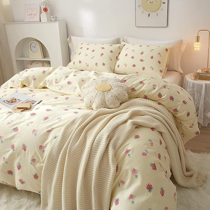 Cute Strawberry Comforter Set Full Size Girls Teens Kawaii Bedding Set Full Fruit Strawberry Comforter with 2 Pillowcases Fluffy Comfy All Seasons Bedding Full Size Comforter Set for Kids Boys Toddler